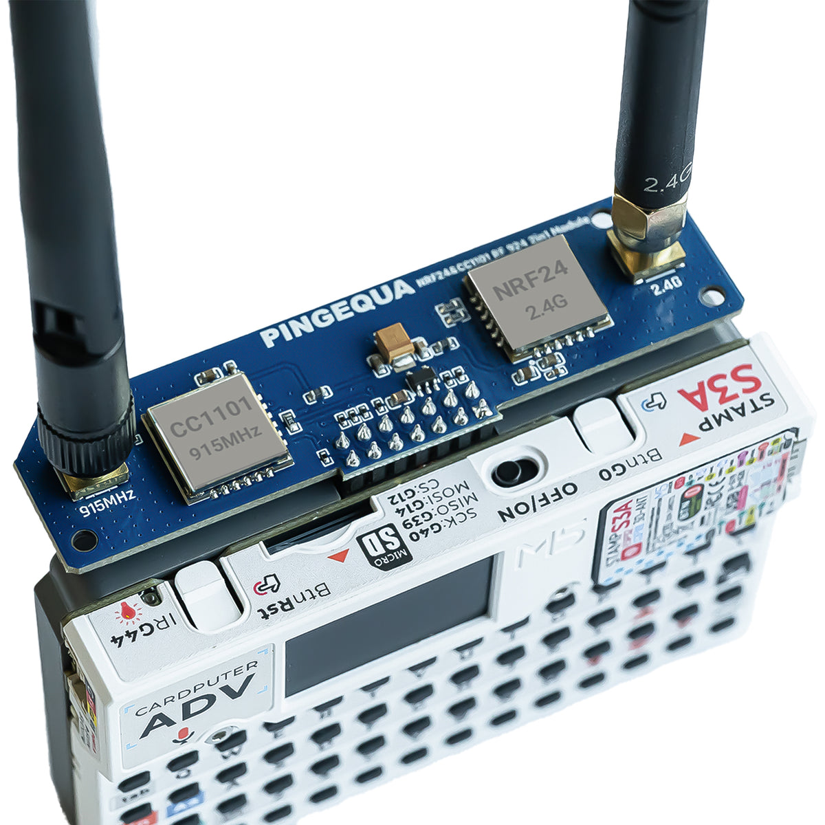 PINGEQUA Hydra RF 安装在 M5Stack Cardputer ADV 上,配有 Sub-GHz 和 2.4GHz 天线