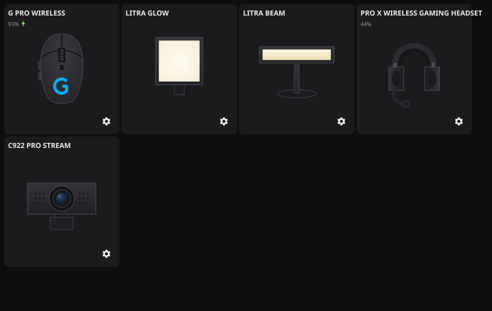 LogiTux 的 Dashboard,风格仿照 Logitech G HUB:每个连接的设备对应一张深色卡片,包含产品渲染图(原创插图,非 Logitech 官方作品 —— 参见鸣谢)、电池电量和设置按钮